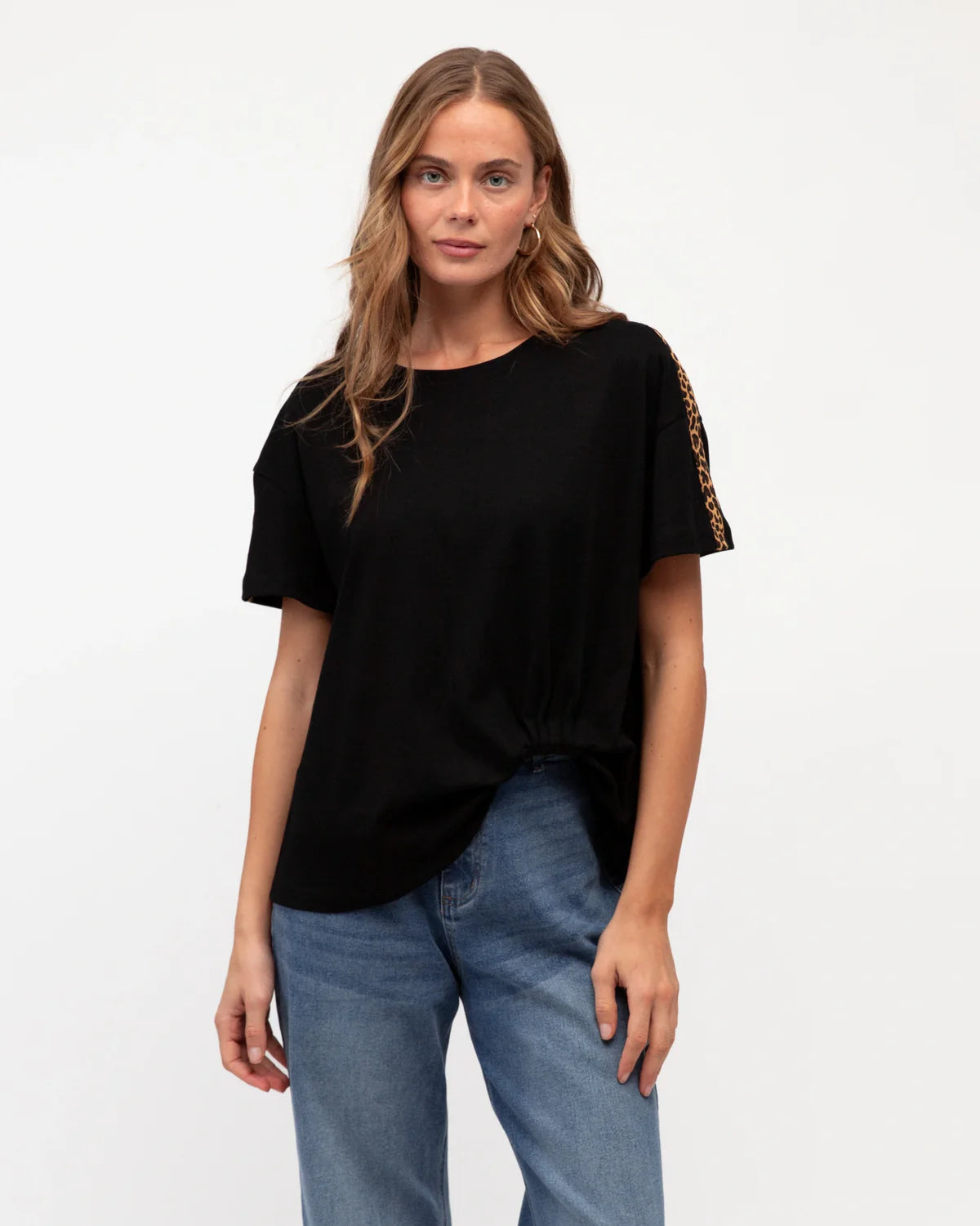 LEOPARD TRIM TUCK TEE