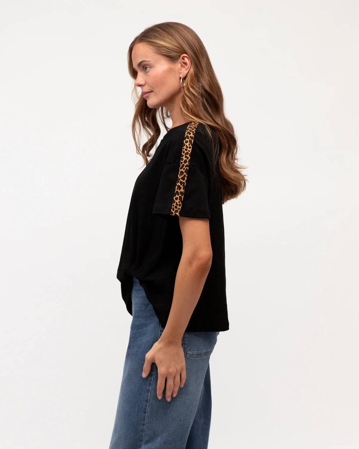 LEOPARD TRIM TUCK TEE