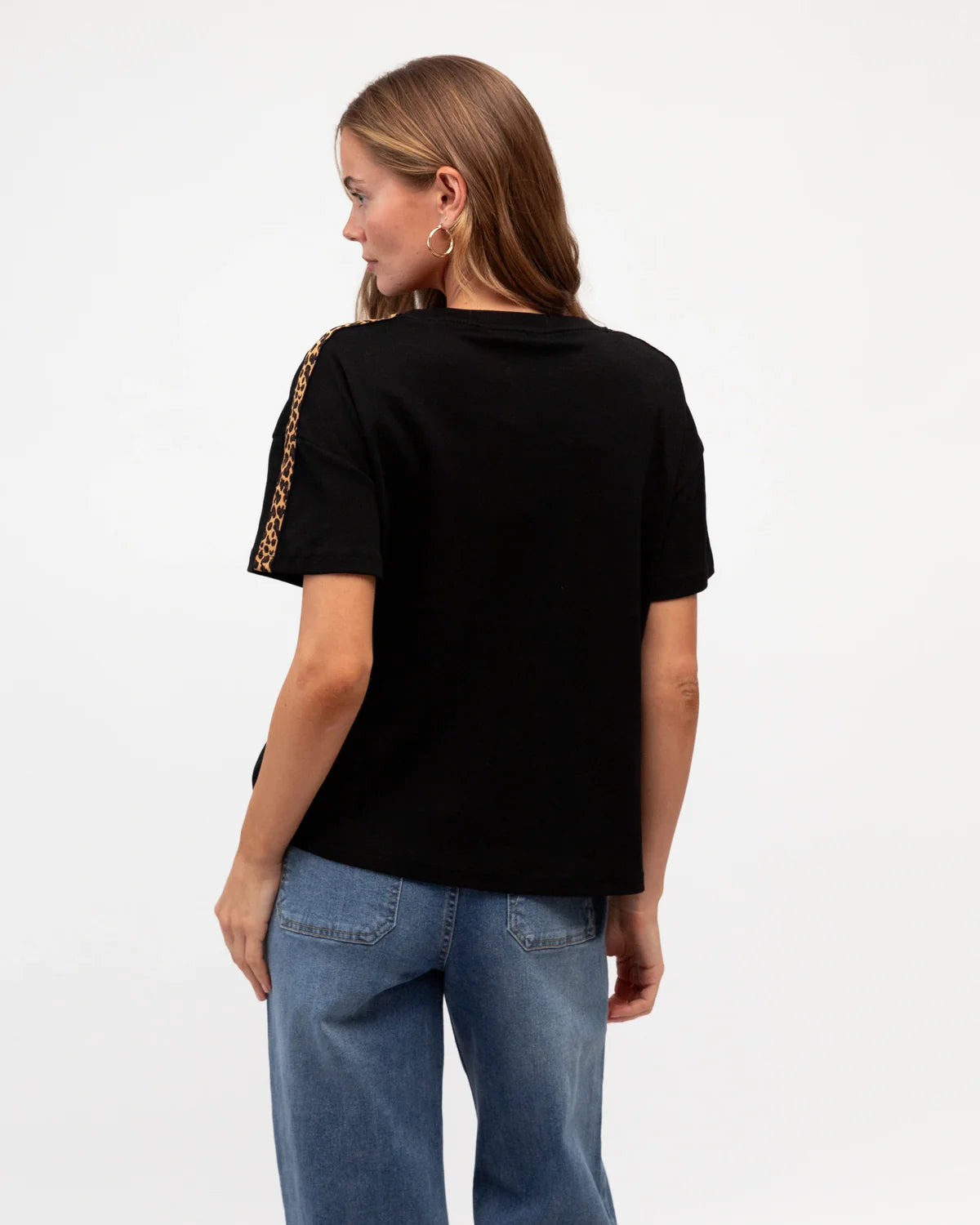 LEOPARD TRIM TUCK TEE